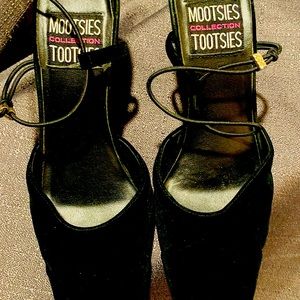 BLACK VELVET DRESS PUMPS